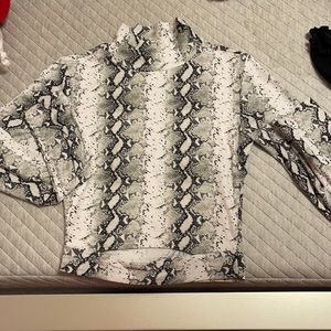 Long sleeve snake short croped turtle neck !